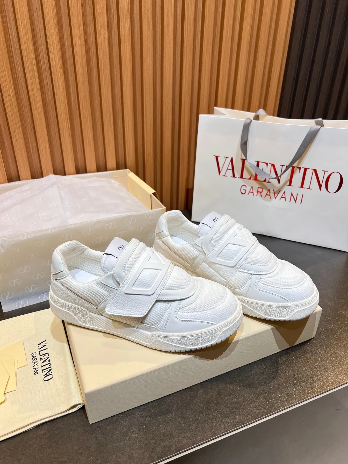 Men's men's shoes 💰760 VLTN Valentin 𝑶𝒏𝒆𝑺𝒕𝒖𝒅 Couple's sneaker series Valentino 2025 new couple's sneakers are on sale. The original ZP purchased and disassembled. Repeated pattern making and modification. The strength must be restored one to one! Top luxury masterpiece Velcro design Soft and comfortable imported calfskin 🧧brings excellent and elegant texture and excellent on-foot comfort Top purchasing version upper: imported calfskin surface/original oil edge craftsmanship Inner: water-dyed cowhide lining Outsole: original development 𝐓𝐏𝐔 two-color combination outsole Packaging: original configuration complete package Code number: 35-46 (45 46 customized)
